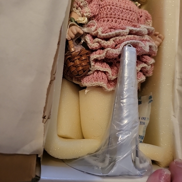 World Gallery Kenlee porcelain numbered doll - Picture 5 of 12